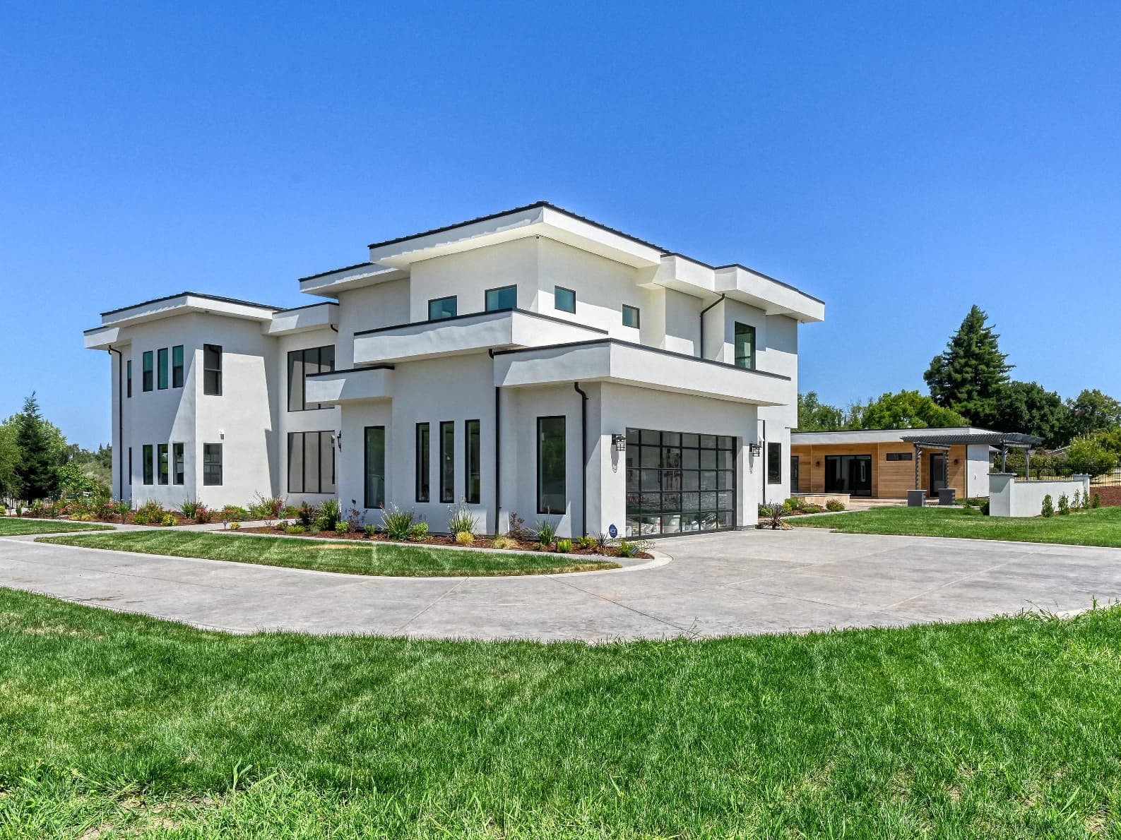 6043 Eureka Rd Photo 2